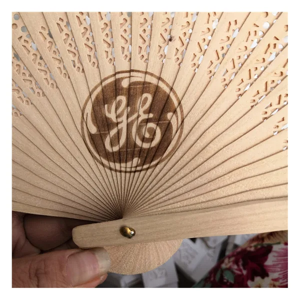 Ventaglio in legno traforato personalizzato, pale intagliate, grafica 2